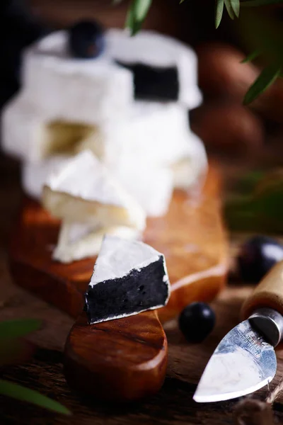 Queijo Camembert Agricultor Placa Corte Style Foco Rustic Selective — Fotografia de Stock