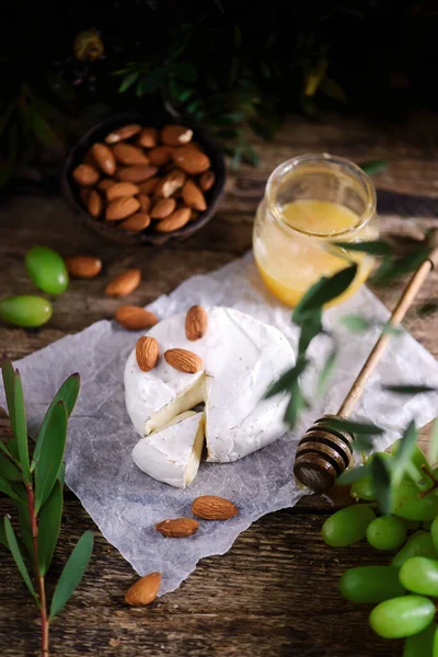 Farmer Camembert Sýr Řezací Desce Style Rustic Selective Focus — Stock fotografie