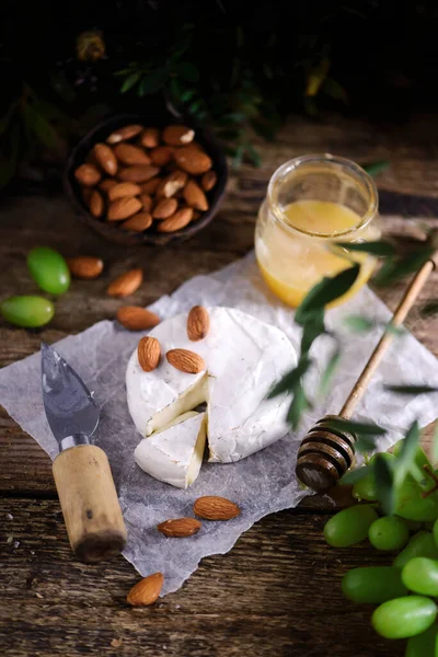 Farmer Camembert Sýr Řezací Desce Style Rustic Selective Focus — Stock fotografie