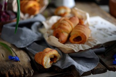 Mantarlı vejetaryen turtaları. seçici odaklanma. Biçim mahsulü