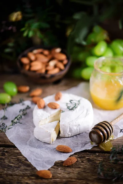 Queijo Camembert Agricultor Placa Corte Style Foco Rustic Selective — Fotografia de Stock