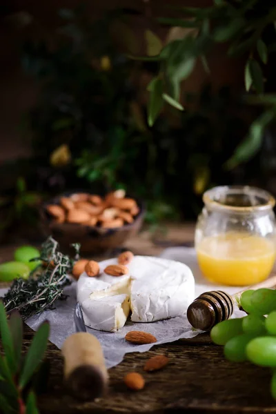 Queijo Camembert Agricultor Placa Corte Style Foco Rustic Selective — Fotografia de Stock