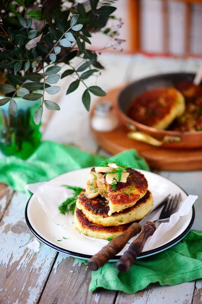 キノコとビーガンポテトパンケーキ スタイル素朴な 選択的焦点 — ストック写真