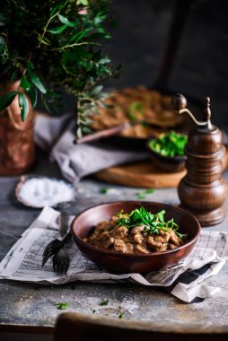 Soğanlı ve mantarlı tavuk kalbi... tarz kırsal odak noktası.
