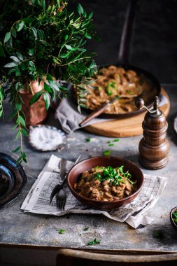 Soğanlı ve mantarlı tavuk kalbi... tarz kırsal odak noktası.
