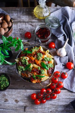 Izgara patlıcanlı makarna, dumanlı domates sosu ve Basil Walnut Pistou. Biçim vintage.Seçici odak