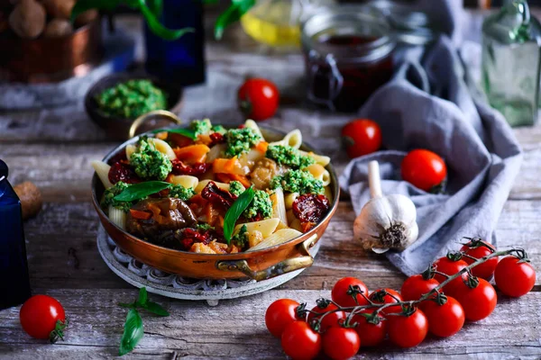 Pâtes Avec Aubergine Grillée Sauce Tomate Fumée Pistou Aux Noix — Photo