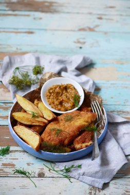 Balık, cips ve hardal sosu. Seçici bir odak noktası.