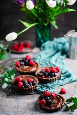 Vejetaryen çikolatalı tartlar ve avokado çikolatalı puding.