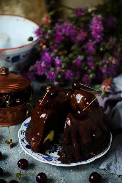 초콜릿 케이크 Bundt Cake Style Rustic Dark Photo Selective Focus — 스톡 사진