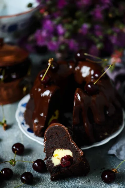 チョコレートチェリーチーズケーキバントケーキ Style素朴で暗い写真 選択的フォーカス — ストック写真