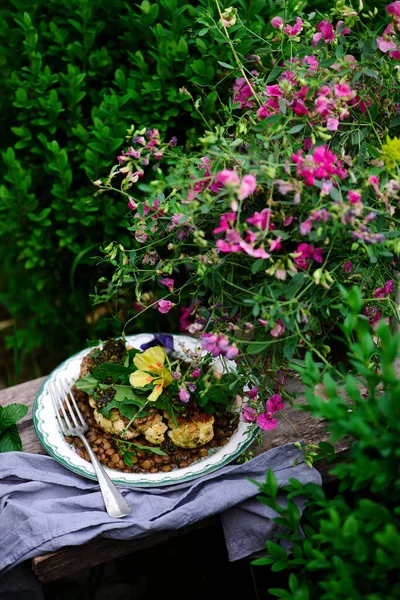 Bife Couve Flor Com Lentilhas Estilo Rustic Selective Foco — Fotografia de Stock