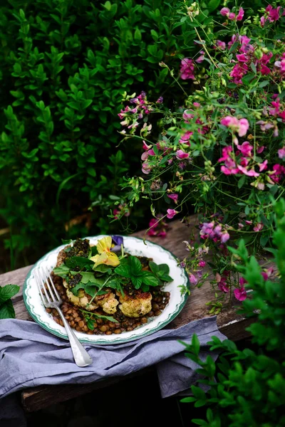 Bife Couve Flor Com Lentilhas Estilo Rustic Selective Foco — Fotografia de Stock