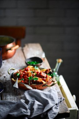 Tavşan ciğeri ve domates soslu makarna. Tarz rustik. Seçici odaklanma.