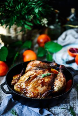 Kanlı Turuncu Kızarmış Tavuk... Tarz rustik. Seçici odaklanma.