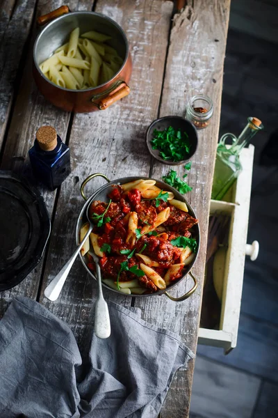 Pasta Met Konijn Lever Tomaat Sauce Style Rustic Selectieve Focus — Stockfoto