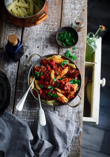 Pasta Con Fegato Coniglio Sugo Pomodoro Rustic Style Fuoco Selettivo — Foto Stock