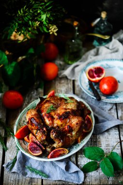 Kanlı Turuncu Kızarmış Tavuk... Tarz rustik. Seçici odaklanma.
