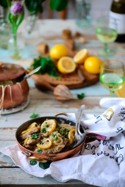 Bakır kasede domuz picatta .style rustic .selektif odak