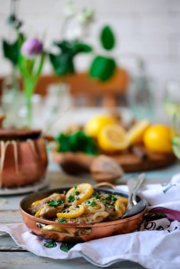 Bakır kasede domuz picatta .style rustic .selektif odak