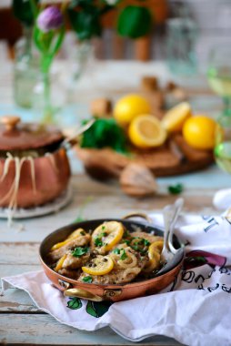 Bakır kasede domuz picatta .style rustic .selektif odak