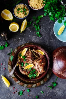 Tajinli limonlu tavşan. Tarz rustik. Seçici odaklanma.