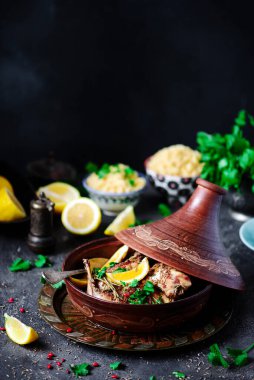 Tajinli limonlu tavşan. Tarz rustik. Seçici odaklanma.