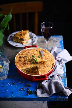 Pasticcio, geleneksel Yunan güveci... tarz rustik. Seçici odaklanma