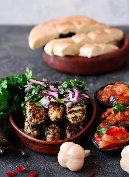 Kyckling Lula Kebab Med Pita Och Adgika Selective Focus — Stockfoto