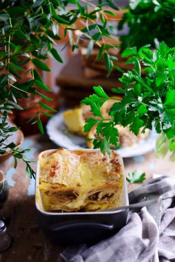 Sosisli ve benedict yumurtalı krep. Klasik. seçici odak