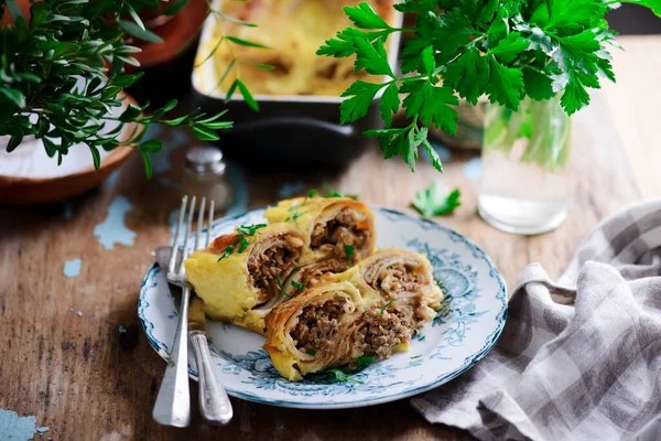 Sosisli Benedict Yumurtalı Krep Klasik Seçici Odak — Stok fotoğraf