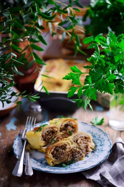 Naleśniki Kiełbasą Benedict Eggs Style Vintage Ukierunkowanie Selektywne — Zdjęcie stockowe