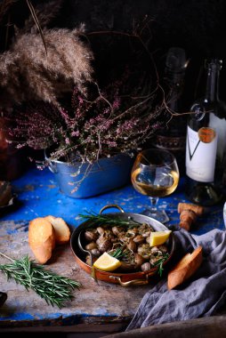 Burgonya salyangozu ve tereyağı. Tarz kırsalı. Seçici odak noktası.