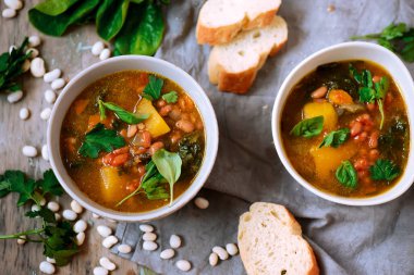 Toskana beyaz fasulyesi ve kabak çorbası. Tarz rustik. Seçici odaklanma.