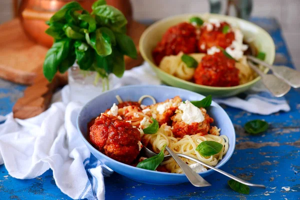 Domates Soslu Peynirli Hindi Köftesi Seçici Bir Odak Noktası — Stok fotoğraf