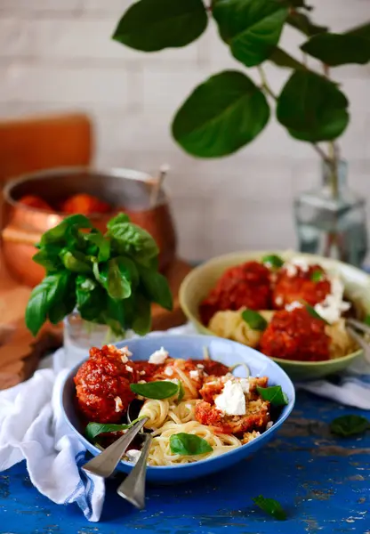 Putenfleischbällchen Gefüllt Mit Feta Käse Tomatensauce Selektiver Fokus — Stockfoto