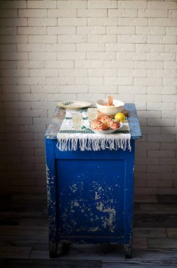 Domates ve feta ile pişirilmiş Yunan levreği. Seçici odak noktası