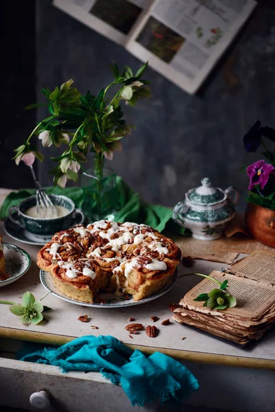 Gâteau Aux Carottes Rouleaux Cannelle Avec Glaçage Fromage Vintage Style — Photo