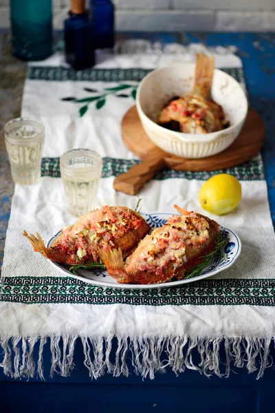 希腊鲈鱼 带有西红柿和芬芳的烘焙而成 风格上的葡萄酒 精选焦点 — 图库照片