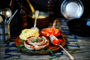 Kızarmış sosis ve sebze sosu stil rustik.Seçici odak noktası