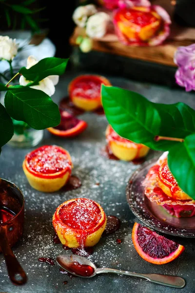 セモリナアーモンドと血オレンジシロップケーキ ビンテージスタイル — ストック写真