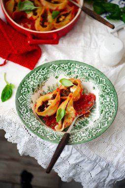 Kurutulmuş sığır eti kabuğu. Tarz rustik. Seçici odaklanma.