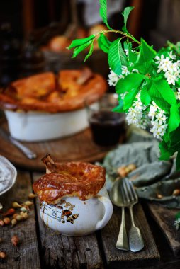 Kuzu şiş turtalar... tarz rustik. Seçici odaklanma.