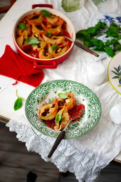 Carne Tirada Horno Relleno Shells Style Rustic Selective Focus — Foto de Stock