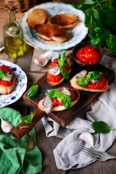 Bruschetta Pieprzem Sardynkami Styl Rustic Selective Ostrości — Zdjęcie stockowe