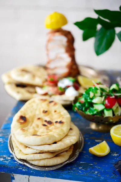 Arabisk Tunnbröd Med Grönsakssallad Stil Rustik Selektivt Fokus — Stockfoto