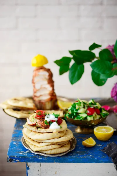 Frango Shawarma Com Flatbread Salada Style Rustic Selective Foco — Fotografia de Stock