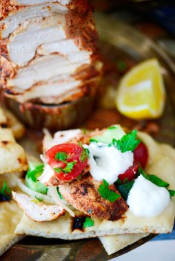 Düz ekmek ve salatalı tavuk shawarma. Tarz rustik. Seçici odaklanma.