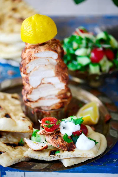 Kyckling Shawarma Med Tunnbröd Och Sallad Style Rustic Selective Fokus — Stockfoto