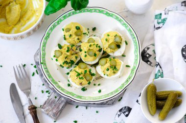 Doldurulmuş şeytan yumurtaları. Tarz kırsal. Seçici odaklanma.